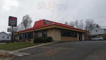 Pizza Hut outside