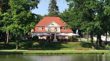 Restaurant Park-Cafe Theater am See outside