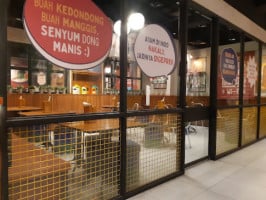 The People's Cafe Tunjungan Plaza food