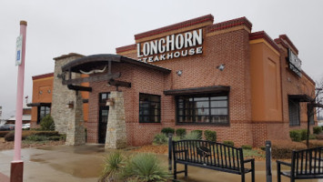 Longhorn Steakhouse outside