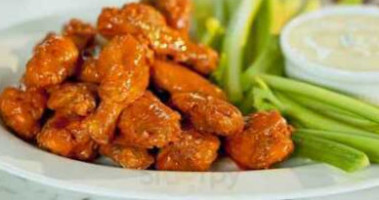 Wild Wings 'n Things food