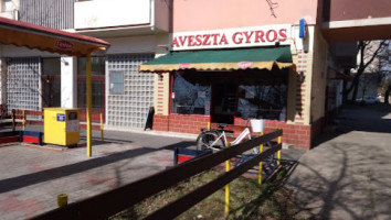 Aveszta Gyros outside