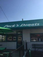 Puck's Donuts inside
