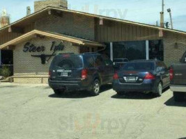 Steer Inn Family outside