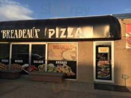 Breadeaux Pizza outside