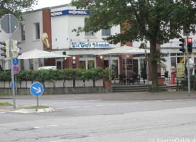 Cafe Venezia Maria Champion outside