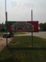 Tony's Tacos outside