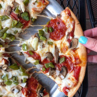 Hawthorne's New York Pizza And Highland Creek food