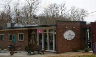 Floyd Blackie's Coffeehouse Ice Cream outside