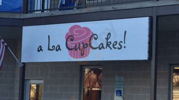 A La Cupcakes outside
