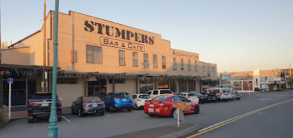 Stumpers Cafe outside