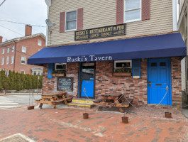 Ruski's Tavern outside