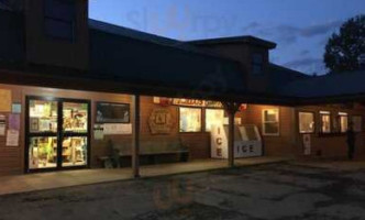 Arlo's Country Store And Tavern outside