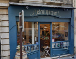 Le Bruit Qui Court inside