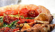 Pizzeria La Dea Bendata food