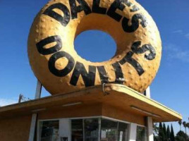 Dale's Donuts outside