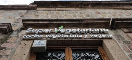 Super Vegetariano food