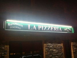 La Pizzeria outside