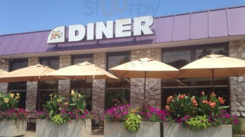 Shoreline Diner And Vegetarian Enclave outside