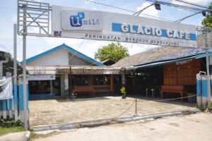 Glacio Cafe Sampit outside