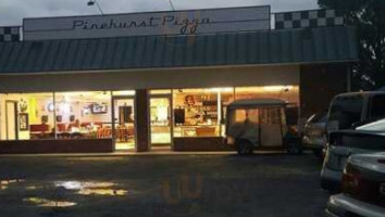 Pinehurst Pizza outside