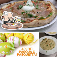 Pizzeria Griglieria à Mezza Luna food