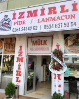 İzmirli Pide Lahmacun outside