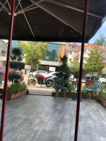 Quyiz Cafe outside