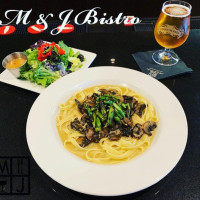 M J Bistro food