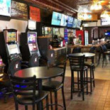Main Gate Grill Dentro
