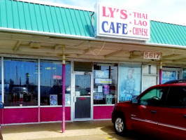 Ly's Cafe outside