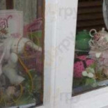 Ruby Sue's Tea Shop Dentro