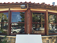 Globe Restaurant & Coffee House outside