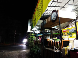 Warung Anglo Pak Budi Kediri inside