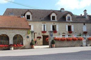 Le Vauxois outside