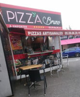 Pizz'a Bruno outside