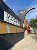 Mo's Pub outside