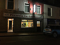 Pizzeria La Gondola outside