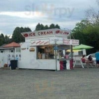 Pat's New York Style Soft Serve outside