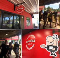 Beavertails Queues De Castor outside