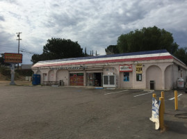 Crest Foods Liquor outside