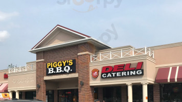 Piggy's Deli outside