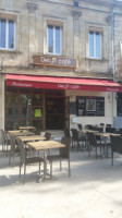 Dely's Café outside