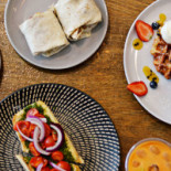 Three Hands Cafe Comida