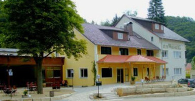 Landgasthof Zum Wolfsberg outside