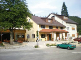 Landgasthof Zum Wolfsberg outside