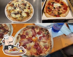 Turi’s Pizzeria food