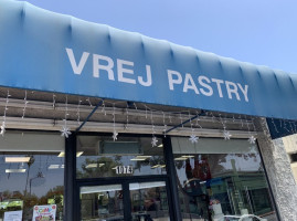 Vrej Pastry outside