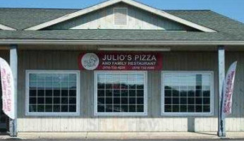 Julio's Pizza Family inside