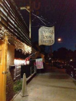 Spring House Tavern outside